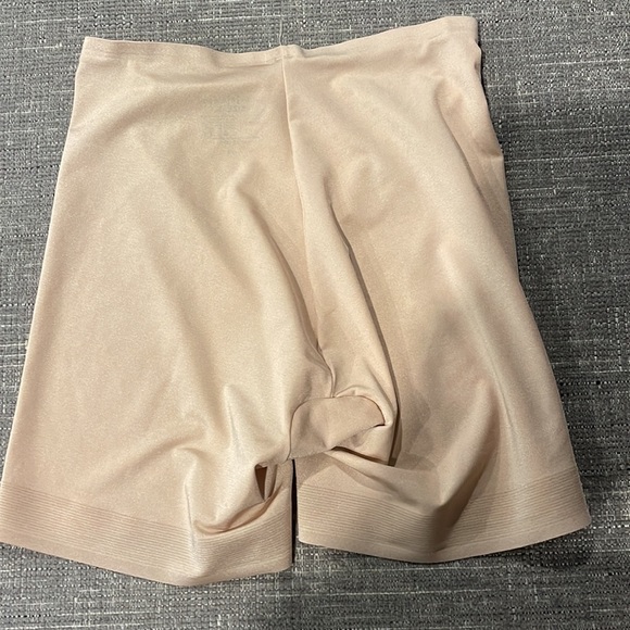 Ruby Ribbon boy short -small - Picture 2 of 4